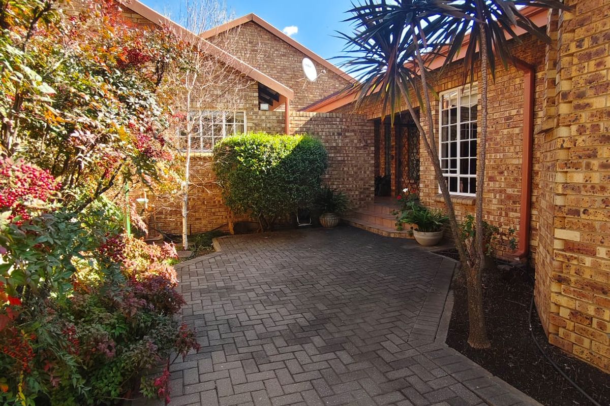 Exceptional Director's Residence in the Heart of Old Vaalpark. - Photo 3