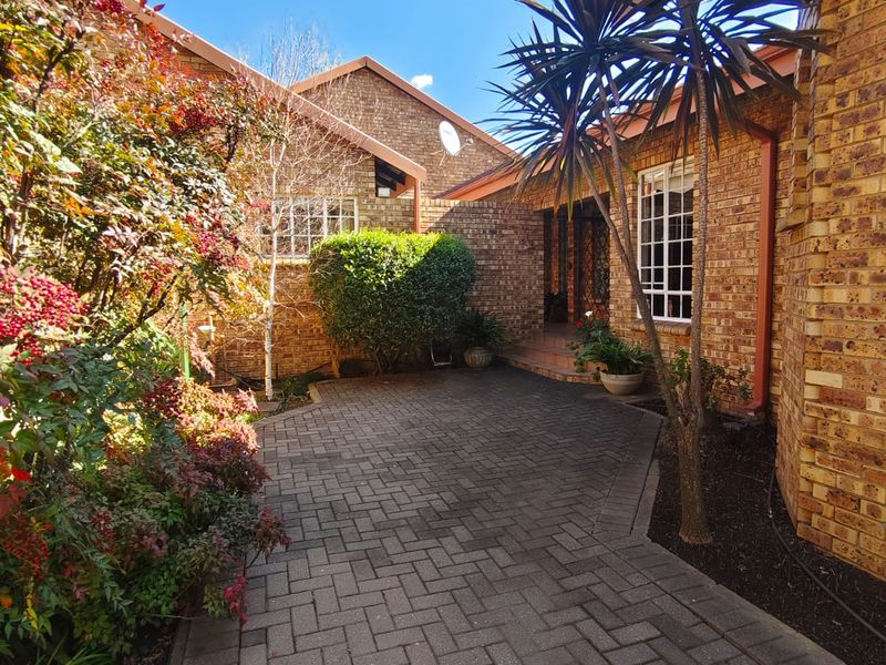 Exceptional Director's Residence in the Heart of Old Vaalpark. - Photo 3
