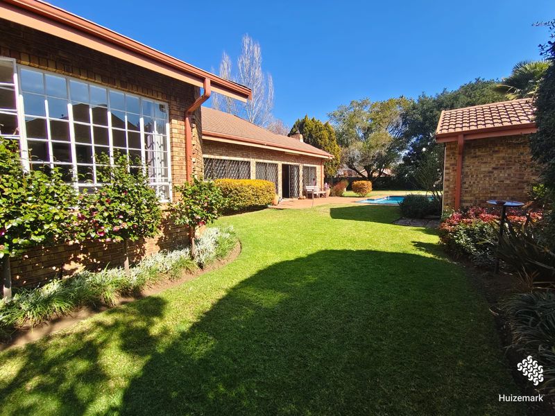 Exceptional Director's Residence in the Heart of Old Vaalpark. - Photo 2