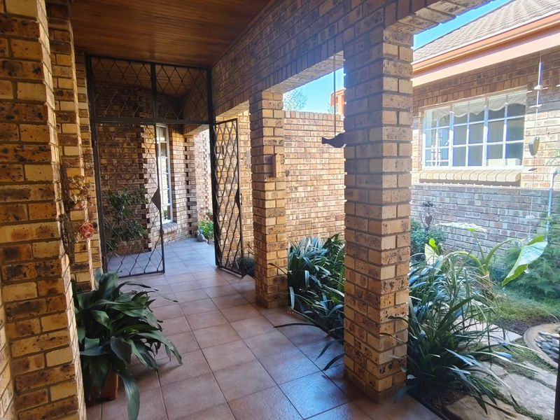 Exceptional Director's Residence in the Heart of Old Vaalpark. - Photo 6