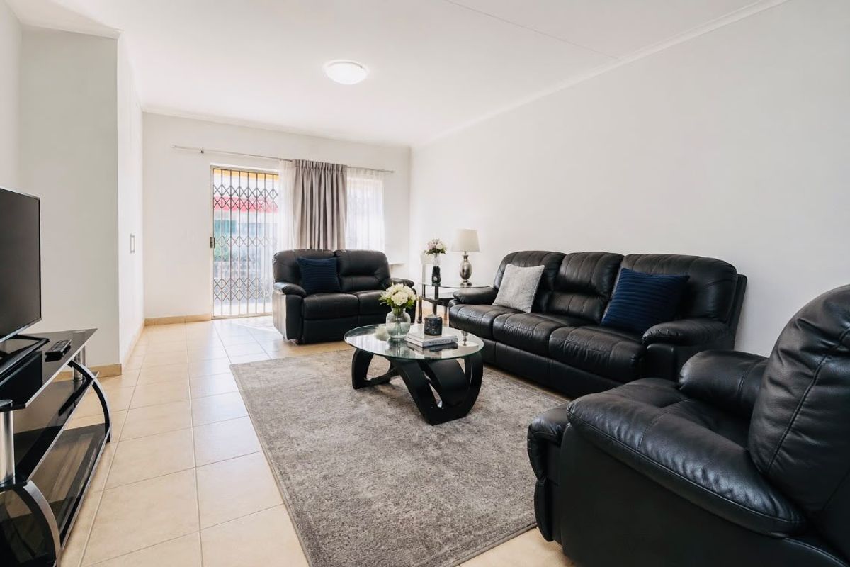 Stylish, Spacious & Pet-Friendly Simplex in Three Rivers. - Photo 2