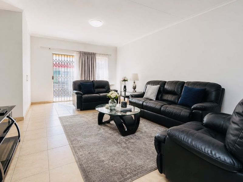 Stylish, Spacious & Pet-Friendly Simplex in Three Rivers. - Photo 2