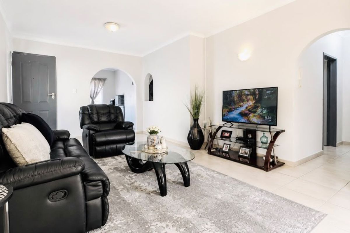 Stylish, Spacious & Pet-Friendly Simplex in Three Rivers. - Photo 3