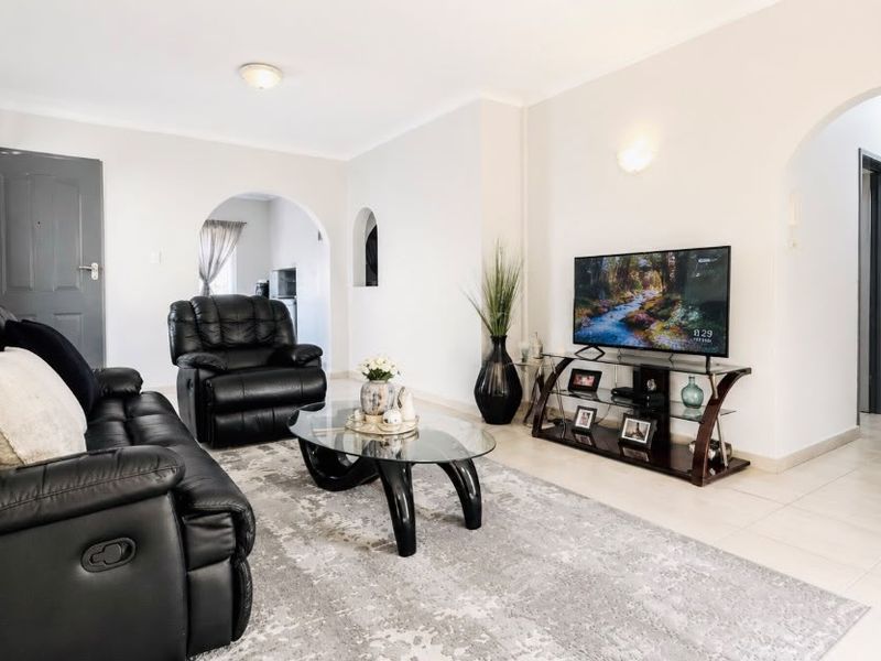 Stylish, Spacious & Pet-Friendly Simplex in Three Rivers. - Photo 3