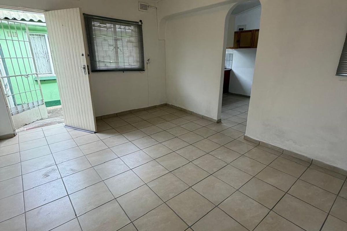 Spacious Self-Contained Outbuilding To Let | Clayfield, Phoenix | Available Immediately - Photo 2