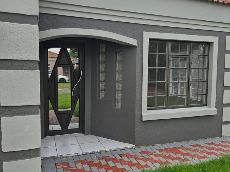 Renovated to Impress – Spacious 4-Bedroom Home with Modern Finishes - Photo 1