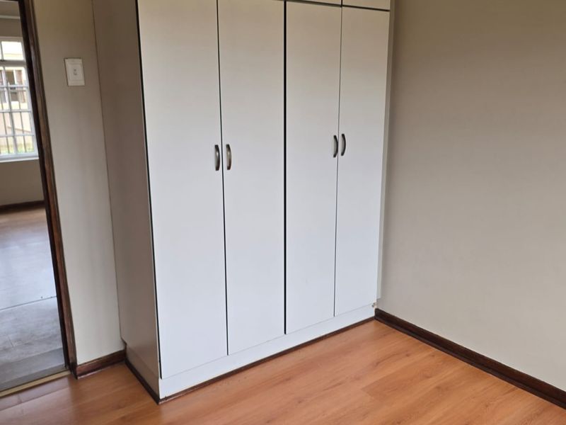 Renovated to Impress – Spacious 4-Bedroom Home with Modern Finishes - Photo 10