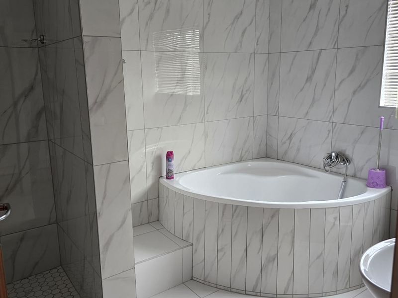 Renovated to Impress – Spacious 4-Bedroom Home with Modern Finishes - Photo 8