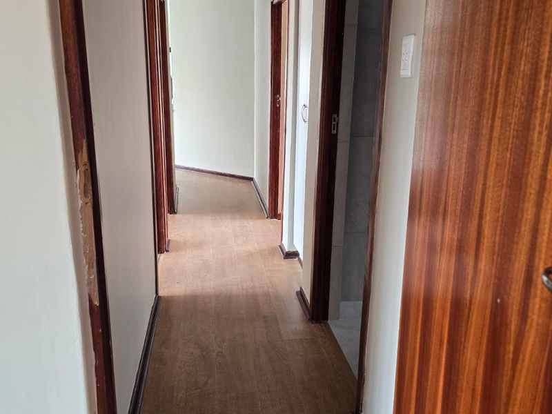 Renovated to Impress – Spacious 4-Bedroom Home with Modern Finishes - Photo 4