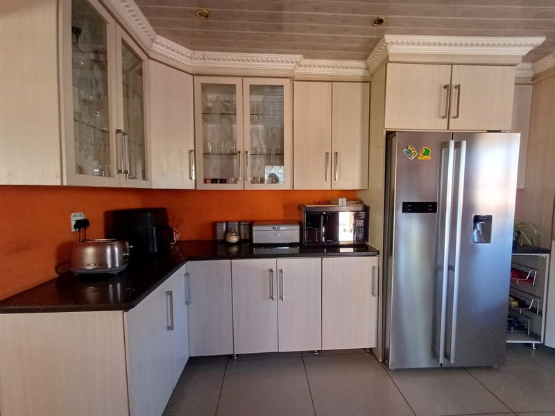 Renovated House For Sale In CW 5 With Entertainment and A Flat Let - Photo 8