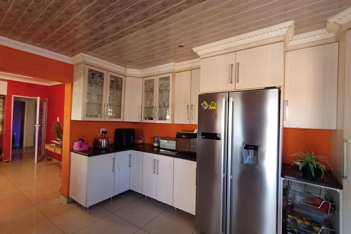 Renovated House For Sale In CW 5 With Entertainment and A Flat Let - Photo 3