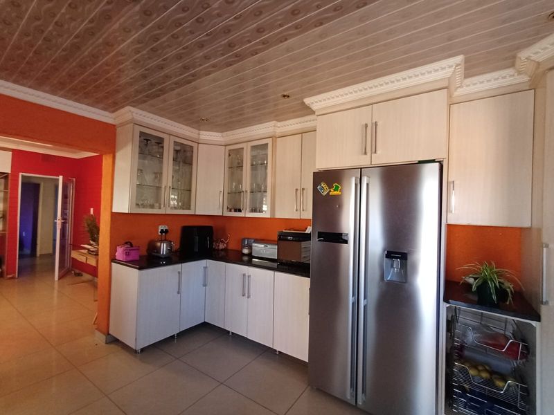 Renovated House For Sale In CW 5 With Entertainment and A Flat Let - Photo 3