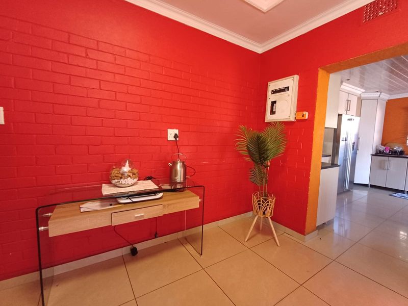 Renovated House For Sale In CW 5 With Entertainment and A Flat Let - Photo 2