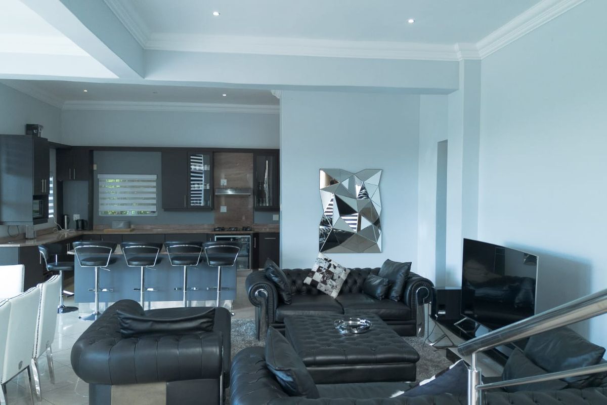 4 Bedroom Dream Home For Sale in Beacon Bay - Photo 2
