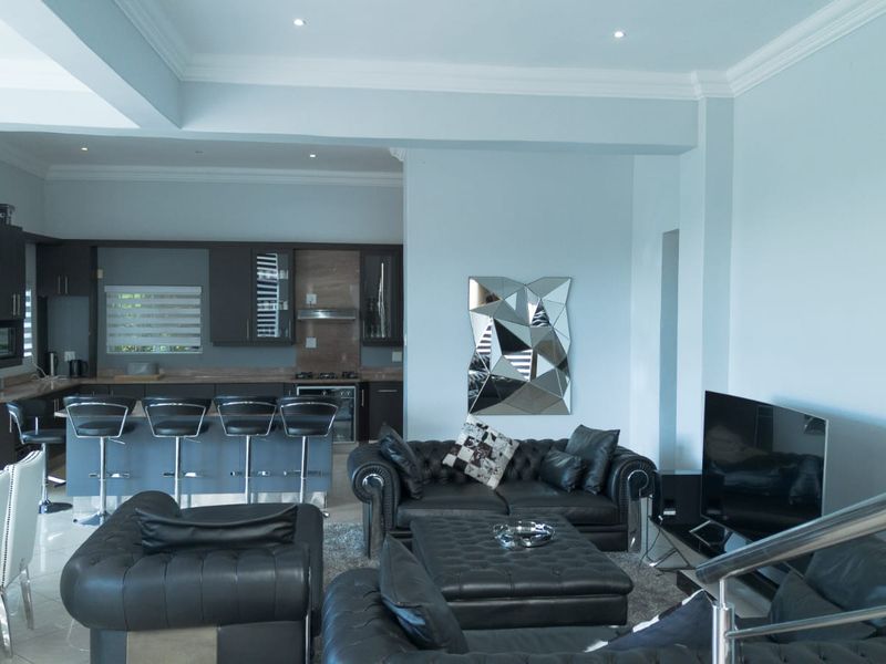 4 Bedroom Dream Home For Sale in Beacon Bay - Photo 2