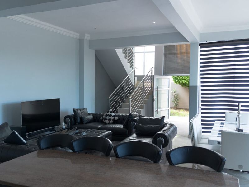 4 Bedroom Dream Home For Sale in Beacon Bay - Photo 3