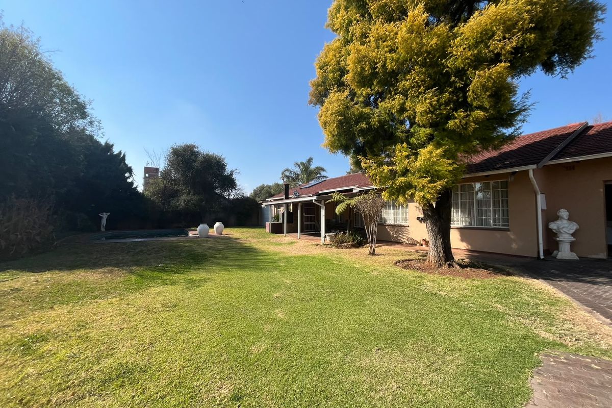 Charming 3-Bedroom House for Sale - Photo 2
