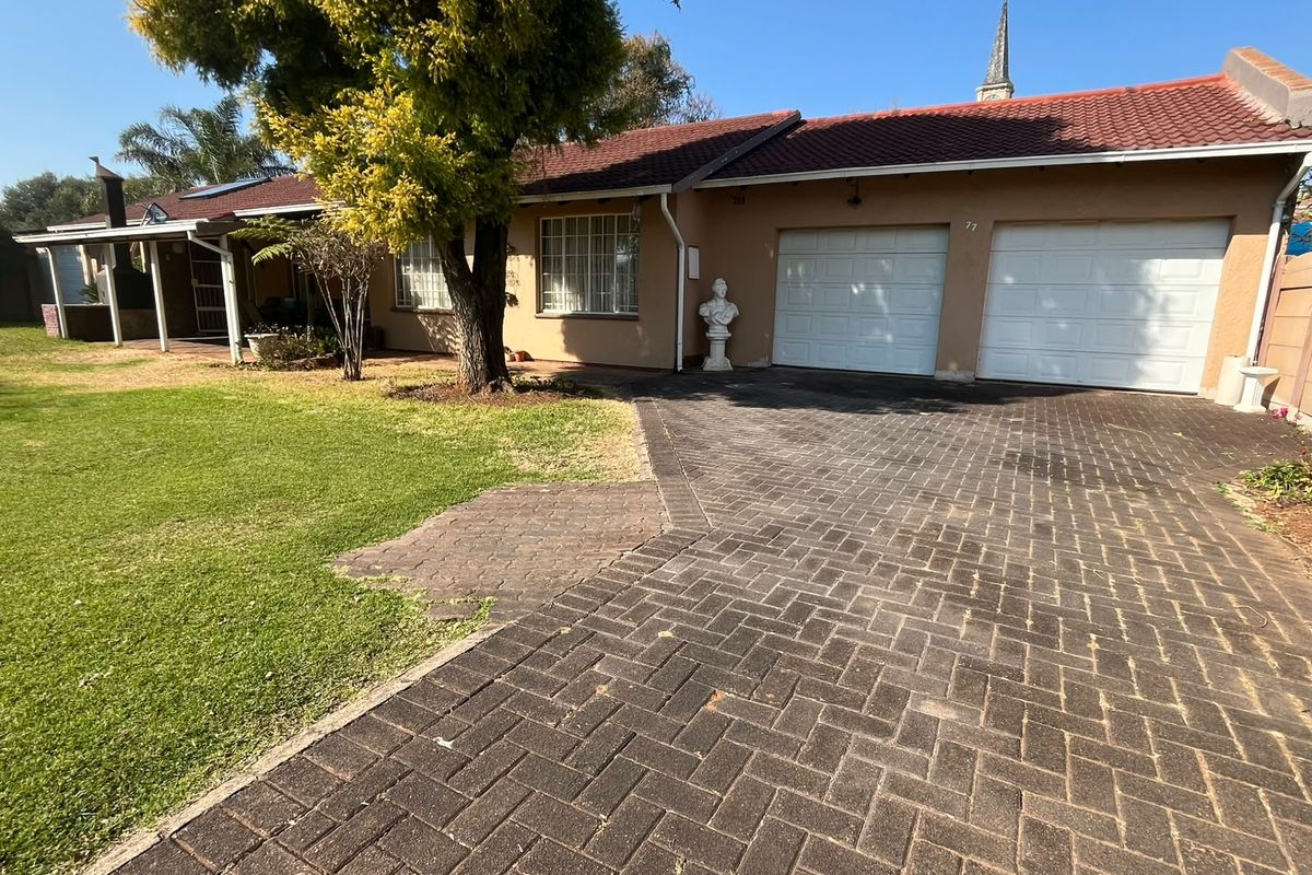 Charming 3-Bedroom House for Sale - Photo 3