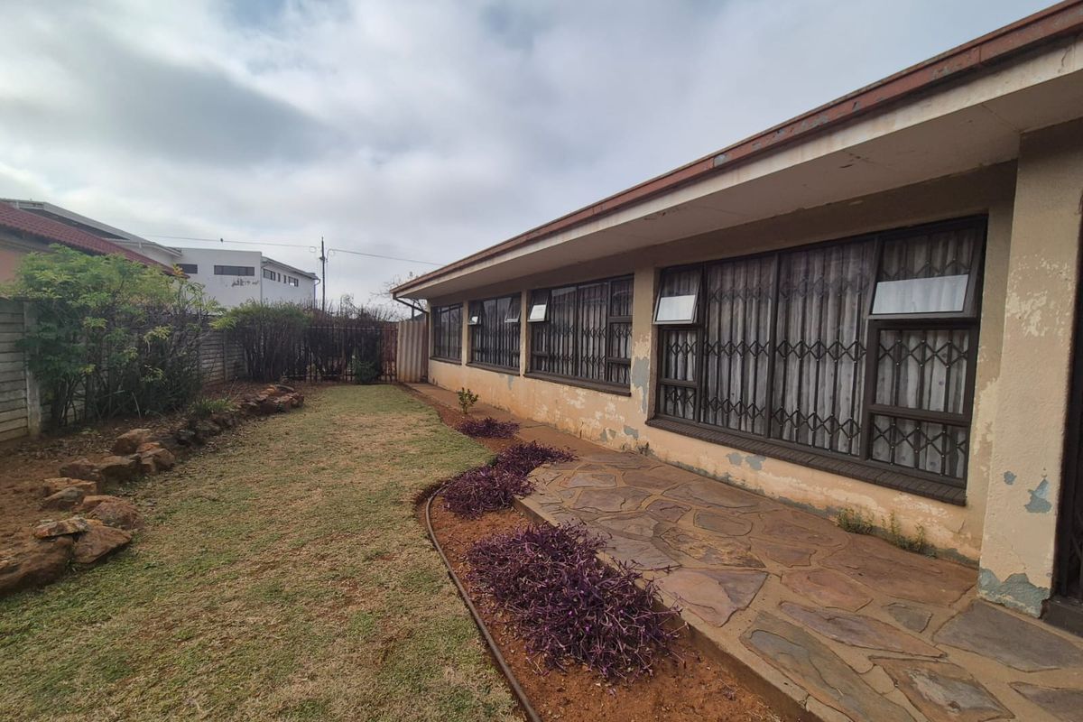 !Cozy Property Up For Sale! - Photo 3