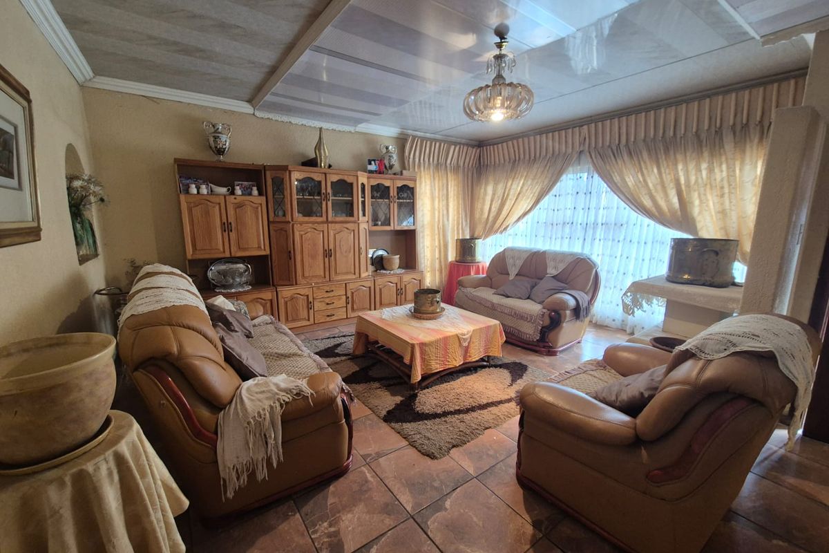!Cozy Property Up For Sale! - Photo 2