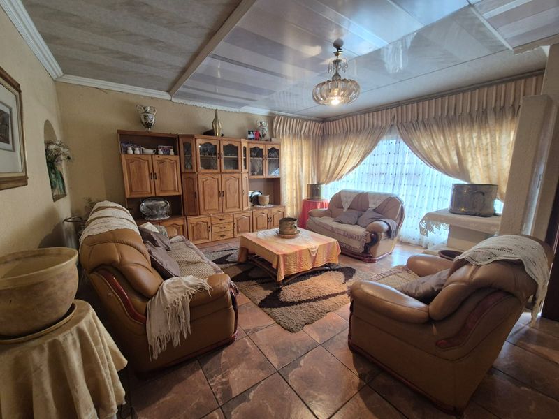 !Cozy Property Up For Sale! - Photo 2