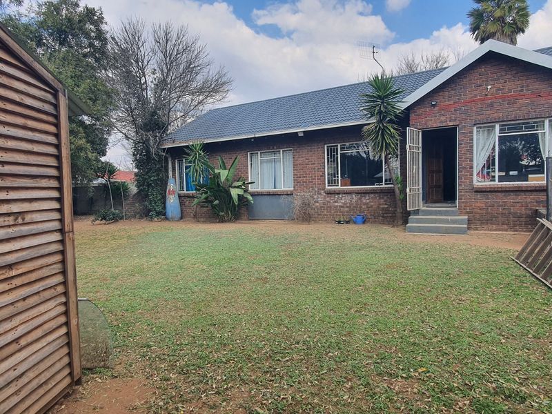 4 bedroom home for Sale in Rensburg - Photo 1