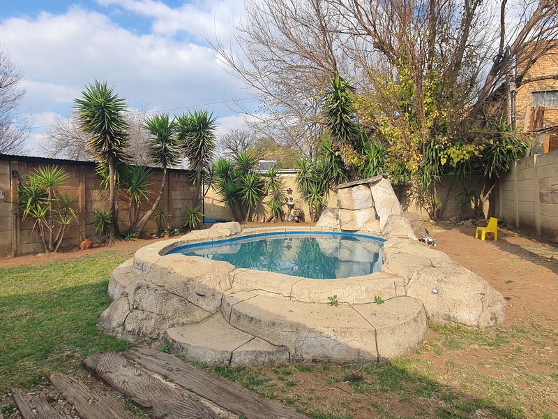 4 bedroom home for Sale in Rensburg - Photo 3