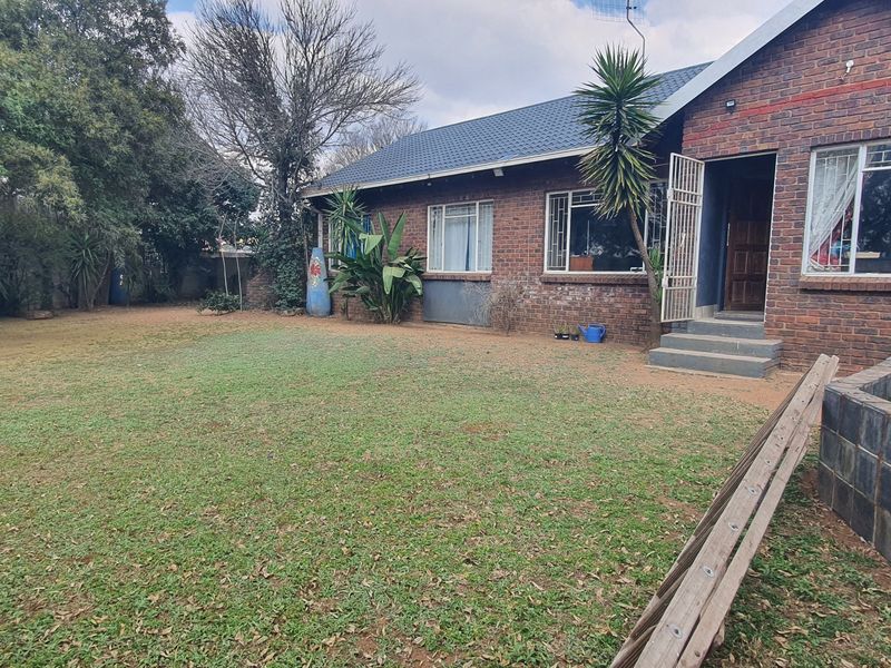 4 bedroom home for Sale in Rensburg - Photo 2