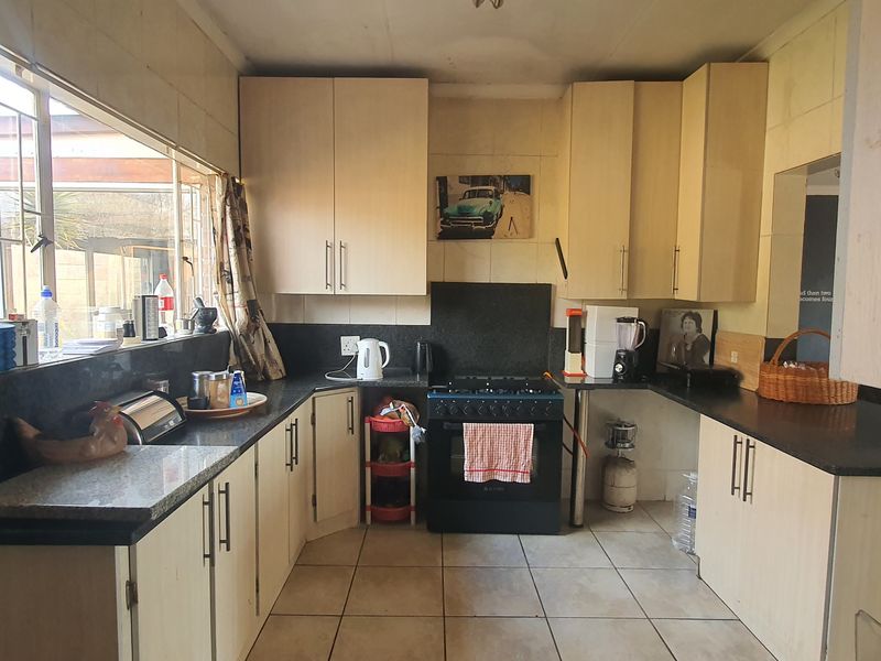 4 bedroom home for Sale in Rensburg - Photo 9