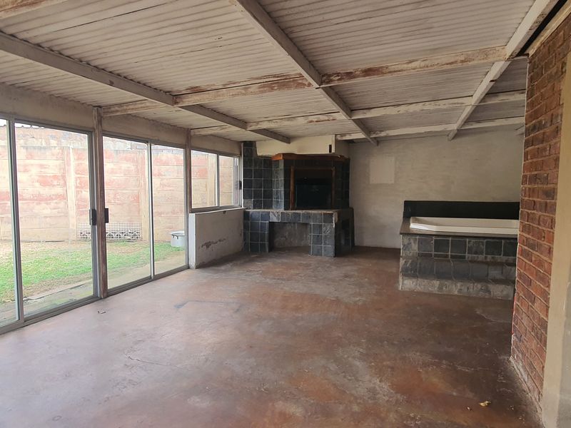 4 bedroom home for Sale in Rensburg - Photo 8