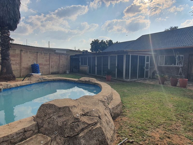 4 bedroom home for Sale in Rensburg - Photo 6