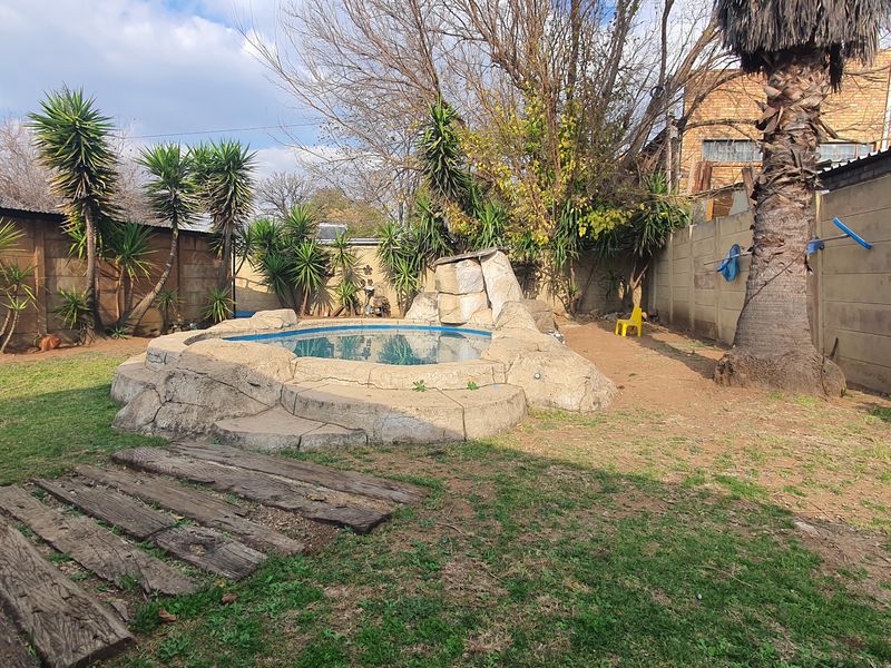 4 bedroom home for Sale in Rensburg - Photo 4