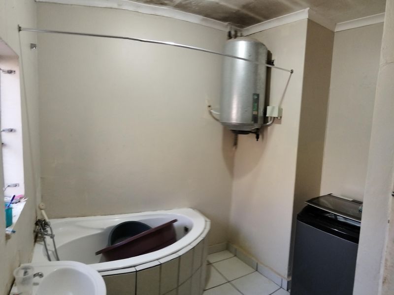 Family home in the heart  of Van Riebeeck Heights! - Photo 9