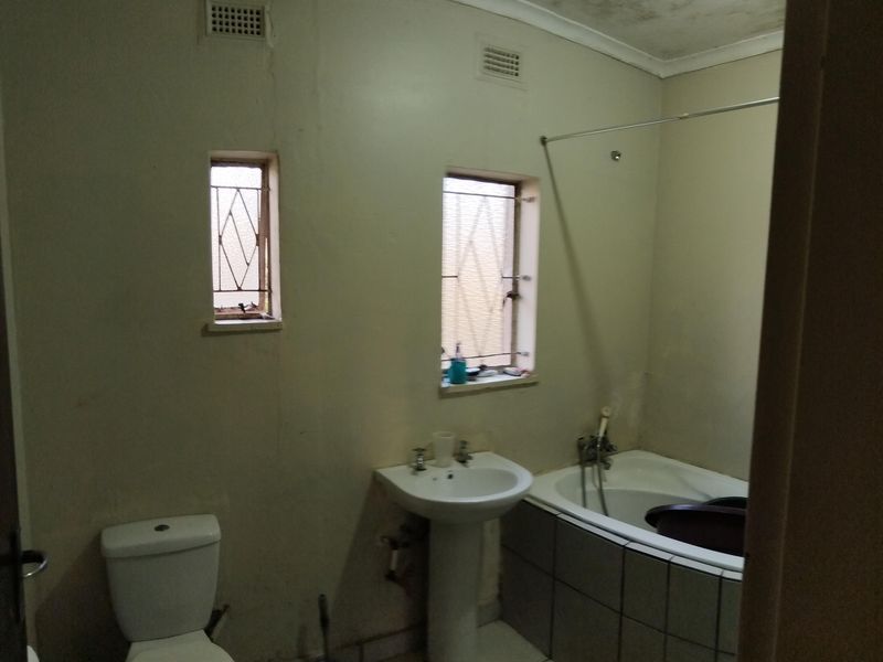 Family home in the heart  of Van Riebeeck Heights! - Photo 8