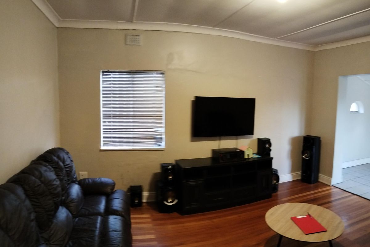 Family home in the heart  of Van Riebeeck Heights! - Photo 3