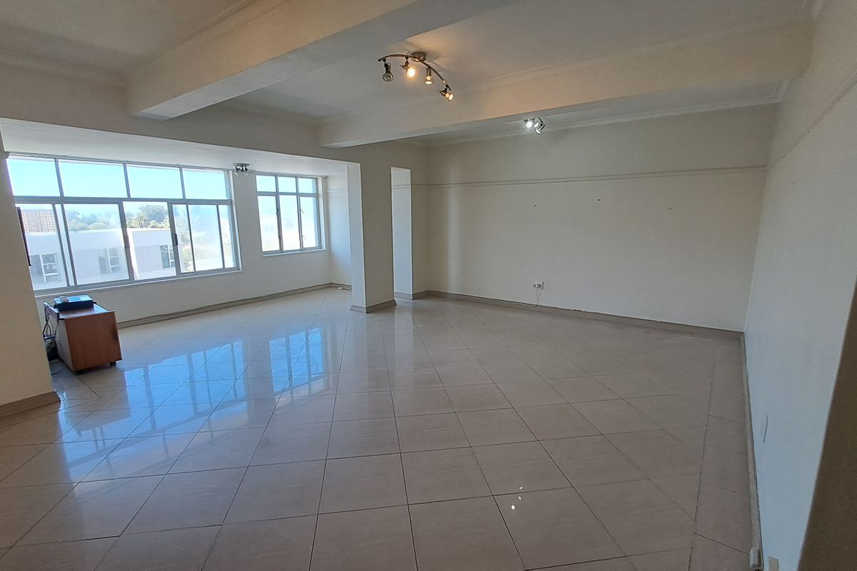 Light and spacious 2 bedroom beachfront apartment - Photo 3