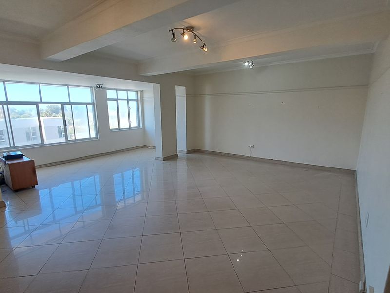 Light and spacious 2 bedroom beachfront apartment - Photo 3