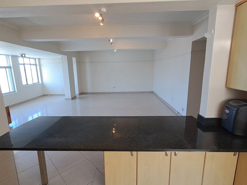 Light and spacious 2 bedroom beachfront apartment - Photo 9