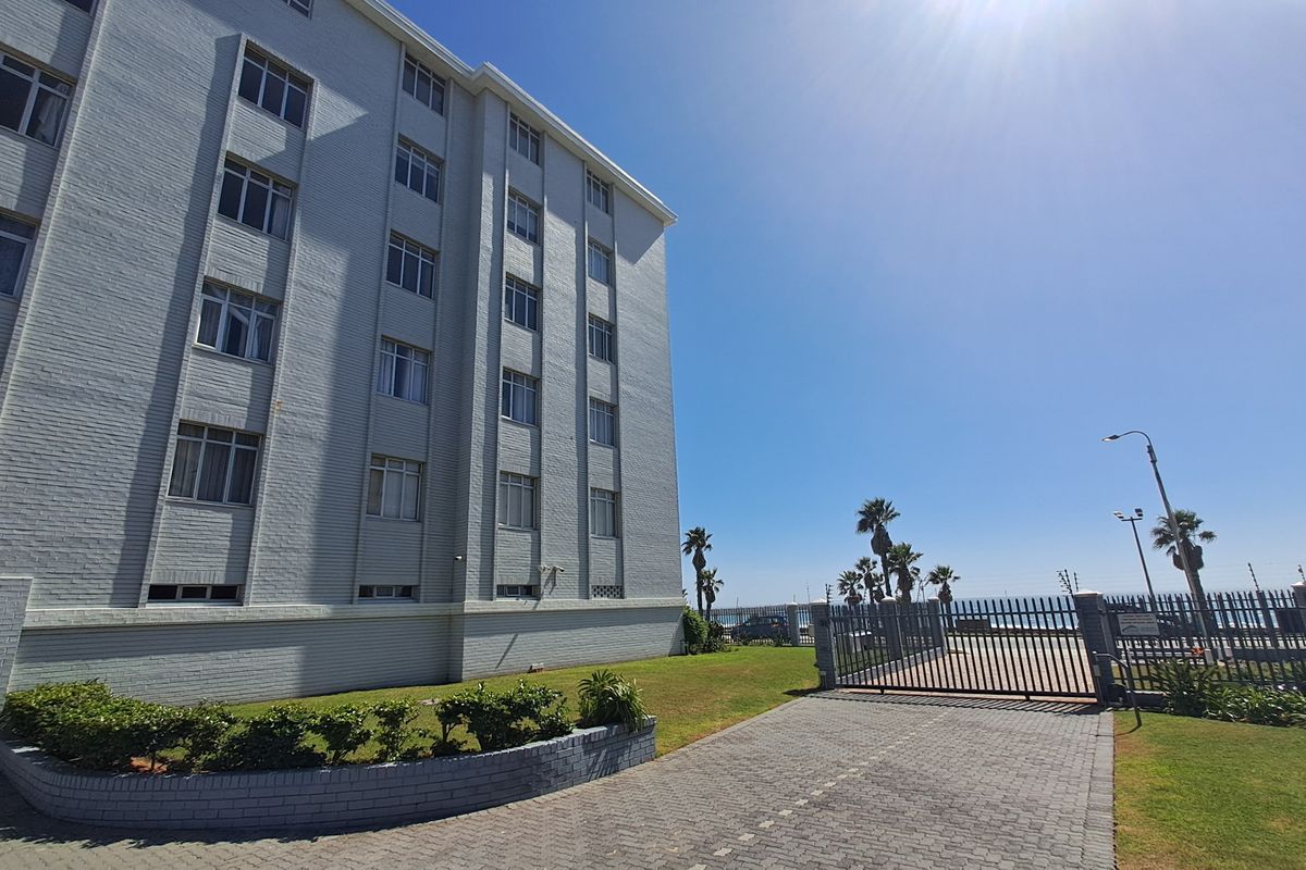 Light and spacious 2 bedroom beachfront apartment - Photo 2