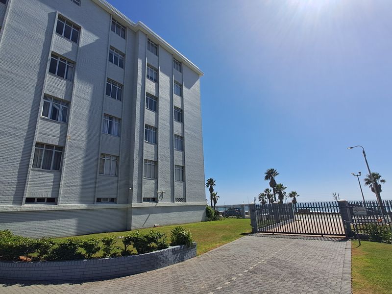 Light and spacious 2 bedroom beachfront apartment - Photo 2