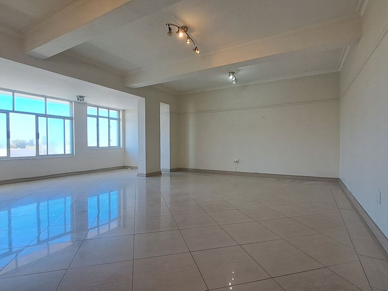 Light and spacious 2 bedroom beachfront apartment - Photo 4