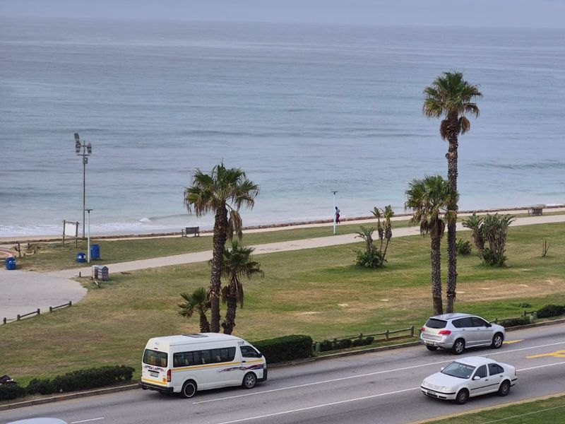 Light and spacious 2 bedroom beachfront apartment - Photo 3