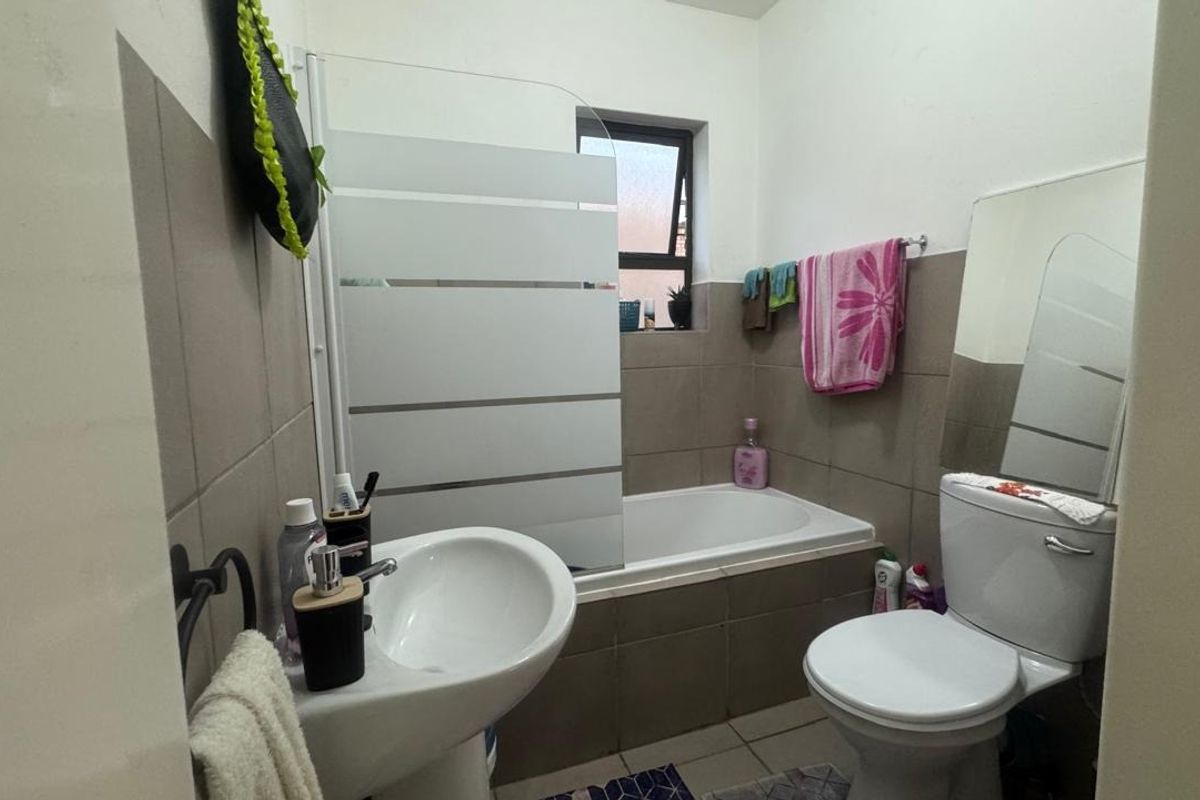 Neat, Cosy, well maintained, complex close to all schools - Photo 2