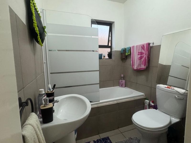 Neat, Cosy, well maintained, complex close to all schools - Photo 2