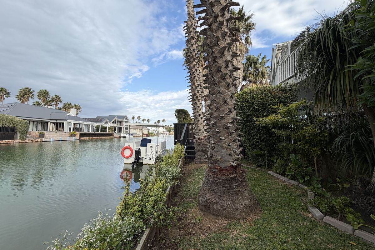Exclusive Canal-Front Living with Space, Style & Exceptional Entertaining - Photo 5
