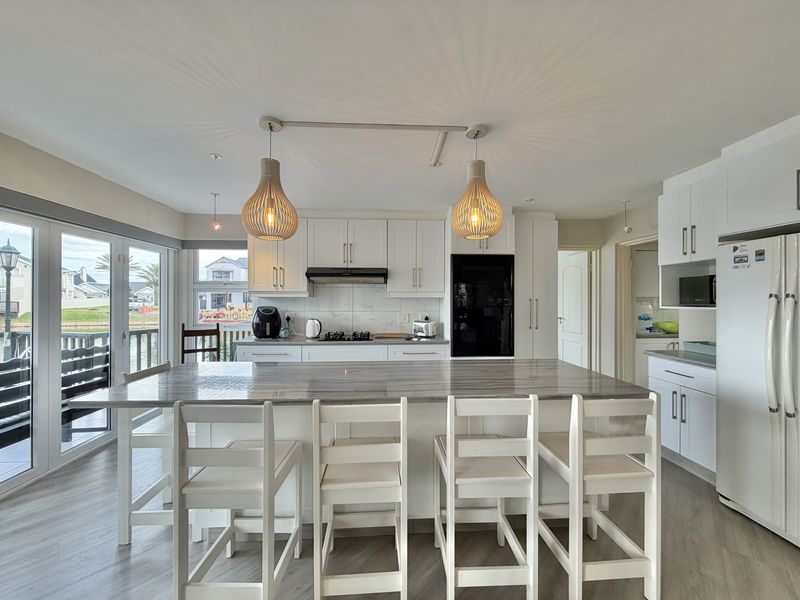 Exclusive Canal-Front Living with Space, Style & Exceptional Entertaining - Photo 9