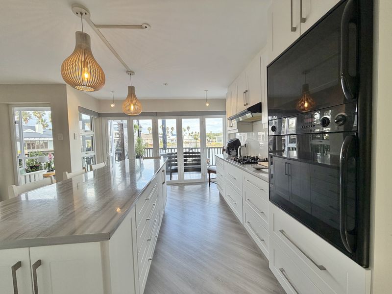Exclusive Canal-Front Living with Space, Style & Exceptional Entertaining - Photo 8
