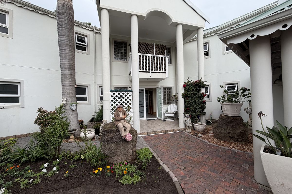 Exclusive Canal-Front Living with Space, Style & Exceptional Entertaining - Photo 3