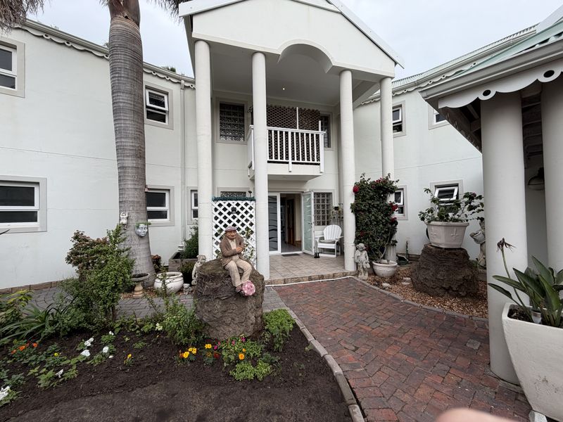 Exclusive Canal-Front Living with Space, Style & Exceptional Entertaining - Photo 3