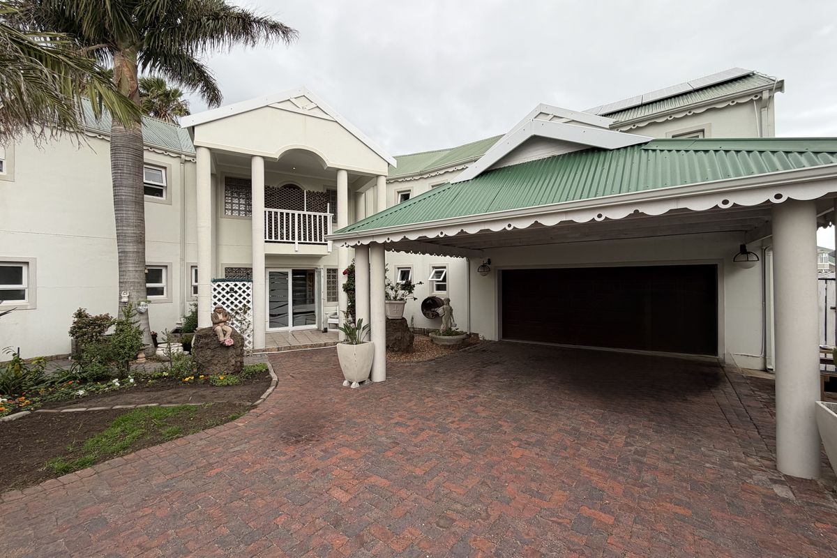 Exclusive Canal-Front Living with Space, Style & Exceptional Entertaining - Photo 4